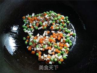 香菇胡萝卜豌豆鸡粒炒饭的做法步骤:5