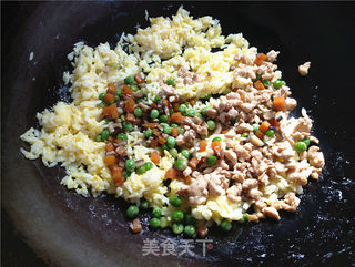香菇胡萝卜豌豆鸡粒炒饭的做法步骤:7