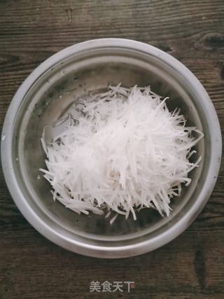 响油萝卜丝的做法步骤：1