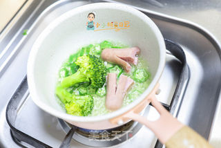 12个月以上辅食西蓝花肉松卡通青蛙饭团的做法步骤:3