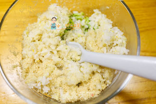 12个月以上辅食西蓝花肉松卡通青蛙饭团的做法步骤:5