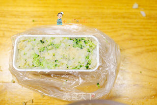 12个月以上辅食西蓝花肉松卡通青蛙饭团的做法步骤:6