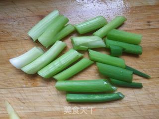 鹌鹑蛋焖土豆的做法步骤:2