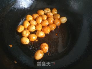 鹌鹑蛋焖土豆的做法步骤:8