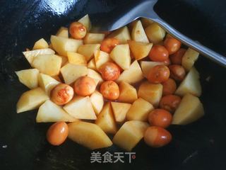 鹌鹑蛋焖土豆的做法步骤:9