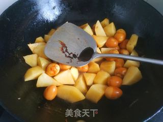 鹌鹑蛋焖土豆的做法步骤:10