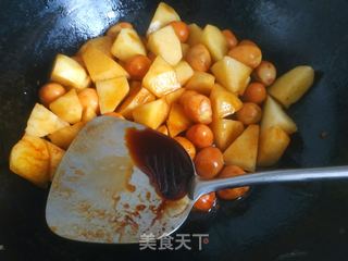 鹌鹑蛋焖土豆的做法步骤:11