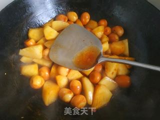 鹌鹑蛋焖土豆的做法步骤:12