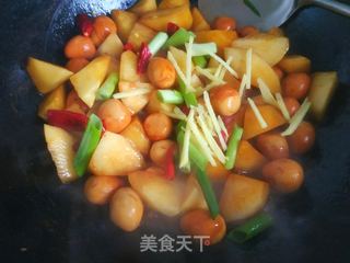 鹌鹑蛋焖土豆的做法步骤:13