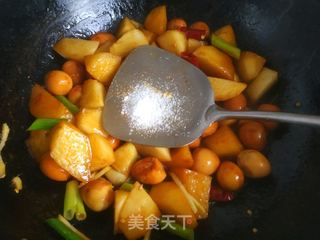 鹌鹑蛋焖土豆的做法步骤:14