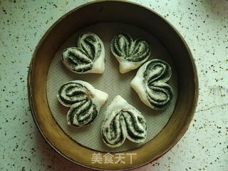 面食一一黑芝麻心形花卷的做法步骤：13