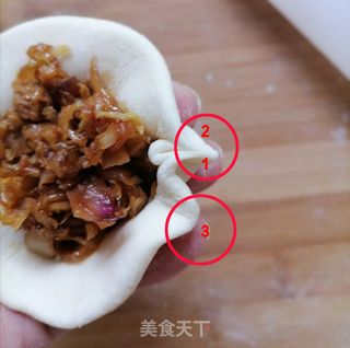 好吃又开胃的酸菜包子 油渣酸菜包子的做法步骤:11