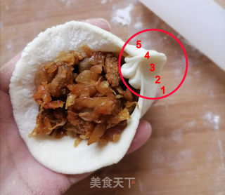 好吃又开胃的酸菜包子 油渣酸菜包子的做法步骤:15