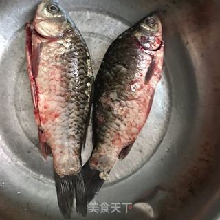 芥菜豆腐鲫鱼汤的做法步骤：1