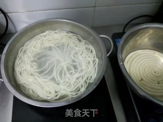 西红柿洋葱牛肉浇面的做法步骤:7