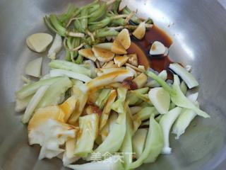 “ 食物边角料做大餐 ”凉拌香菜绿甘蓝的做法步骤：4
