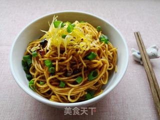银鱼干葱油拌面的做法步骤:13