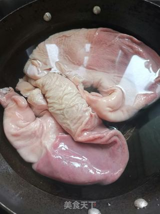 芹菜炒猪肚的做法步骤：2