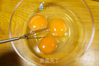 9个月以上辅食胡萝卜花朵厚蛋烧的做法步骤:3