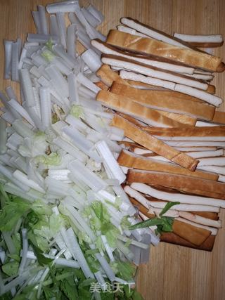 香干芹菜肉丝的做法步骤:2