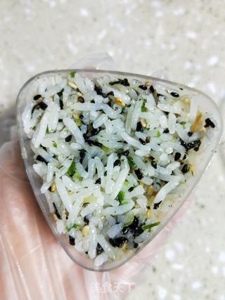 海苔肉松饭团的做法步骤：7