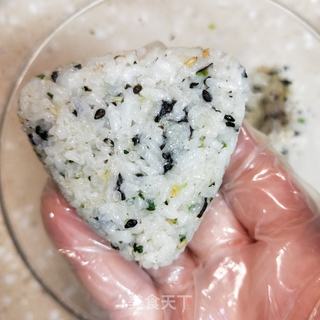 海苔肉松饭团的做法步骤:9