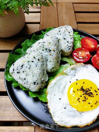 海苔肉松饭团的做法步骤:12