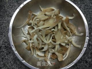 蘑菇烧毛豆的做法步骤:2