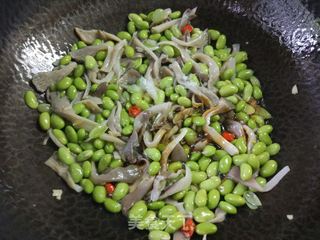 蘑菇烧毛豆的做法步骤:10