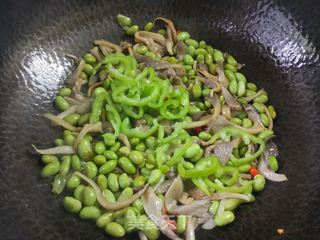 蘑菇烧毛豆的做法步骤:11