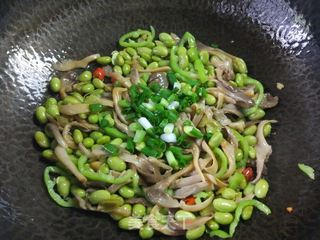 蘑菇烧毛豆的做法步骤:12