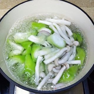 丝瓜鲜菇蛋花汤的做法步骤：5