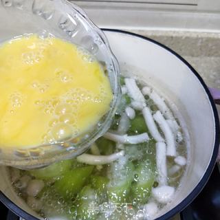 丝瓜鲜菇蛋花汤的做法步骤：7