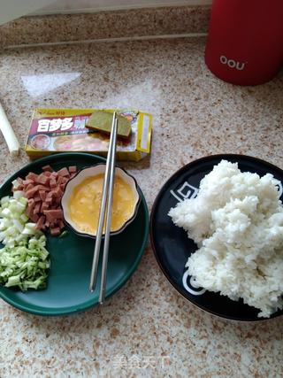 咖喱青瓜火腿炒饭的做法步骤：1