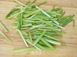 凉拌芹菜鸡蛋丝的做法步骤:2