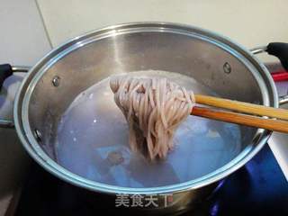 肉末豇豆红米线的做法步骤:2