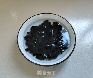 苦瓜炒木耳的做法步骤：1