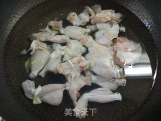 酱爆牛蛙的做法步骤:3