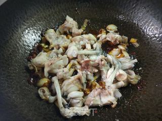 酱爆牛蛙的做法步骤：8