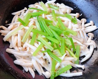 #芹菜胡萝卜炒白玉菇的做法图解9