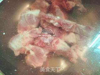 茶树菇龙骨汤的做法步骤:2