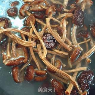 茶树菇龙骨汤的做法步骤：7