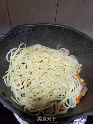 牛柳炒意粉的做法步骤:10