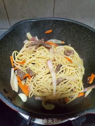 牛柳炒意粉的做法步骤:12