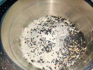 芝麻香蕉棒~烤箱轻食第一篇的做法步骤:4