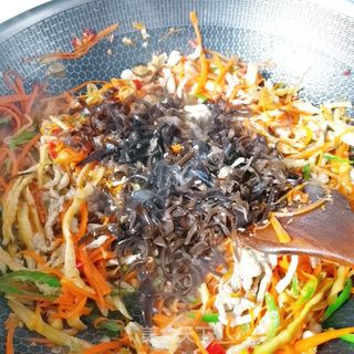 鱼香肉丝的做法步骤:13