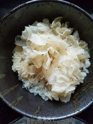 银耳莲子羹的做法步骤:2