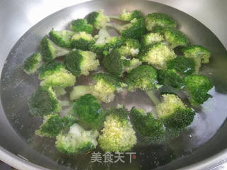 西兰花拌洋葱的做法步骤:3