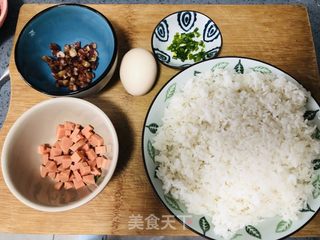 隔夜饭也能炒出新花样，黄金炒饭，大人小孩都喜欢的做法步骤：1