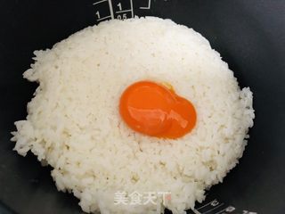 隔夜饭也能炒出新花样，黄金炒饭，大人小孩都喜欢的做法步骤：2